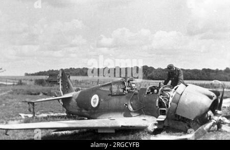 Ein Crash Curtiss H75 C.1, wird von deutschen Streitkräften inspiziert. (Der Curtiss H75 C.1 hatte die Curtiss-Bezeichnung Hawk 75A-1 und entsprach in etwa dem P-36A Mohawk, allerdings mit unterschiedlichen Geräten). Stockfoto