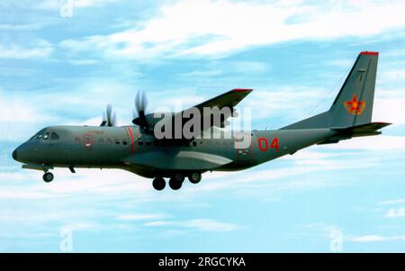 Kasachstan Air Defence Force - CASA C-295M 04 RED (msn S-126), RAF Mildenhall am 14. Juli 2016. Stockfoto