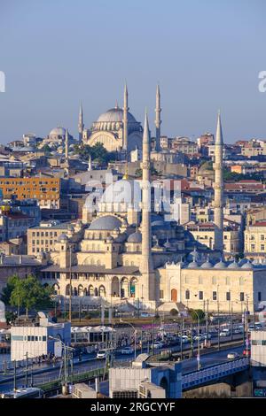 Istanbul, Türkei, Türkiye. Neue Moschee (Yeni Camii) im Vordergrund, Nuruosmaniye-Moschee im Hintergrund. Stockfoto