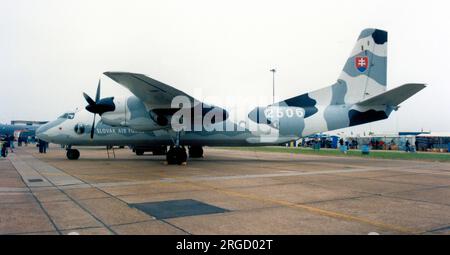 Slowakische Luftwaffe Antonov an-26 2506 (msn 12506) vom 2. ZDLP, auf der Royal International Air Tattoo - RAF Fairford am 26. Juli 1999. Stockfoto