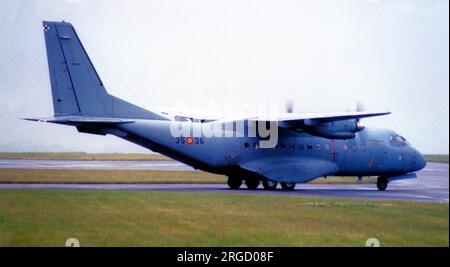 Fuerza Aerea Espanola - CASA CN-235-100m T.19B-18 - 35-36 (msn 10-C075), von Ala 35 bei RAF Waddington am 28. Juni 2000. (Fuerza Aerea Espanola - Spanische Luftwaffe). Stockfoto