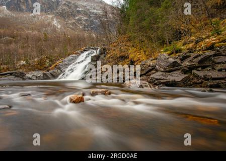 Langdauernder Wasserstrom in Norwegen Stockfoto