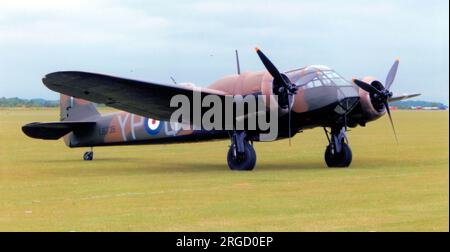 Bristol Bolingbroke IVT G-BPIV - L6739 - 'YP-Q', in Duxford, ausgestattet mit der kurzen Nase und dem Gewehrpack des Blenheim IF Nachtflugzeugs. Stockfoto