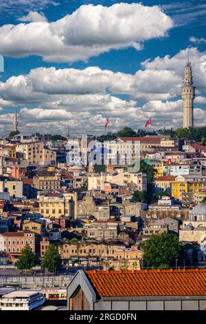 Istanbul, Türkei, Türkiye. Beyazıt-Turm oder Seraskier-Turm, erbaut 1828 als Feuerwachturm. Stockfoto