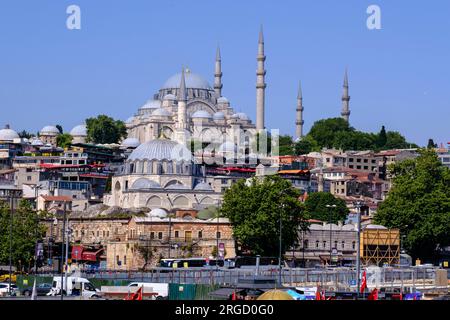 Istanbul, Türkei, Türkiye. Suleymaniye Moschee, Moschee von Suleyman dem herrlichen, auf Hilltop; Moschee von Rustem Pasha im Vordergrund. Stockfoto