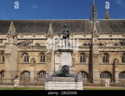 Statue von Oliver Cromwell vor den Houses of Parliament von Bildhauer Hamo Thornycroft, ca. 1899 in London, Großbritannien Stockfoto