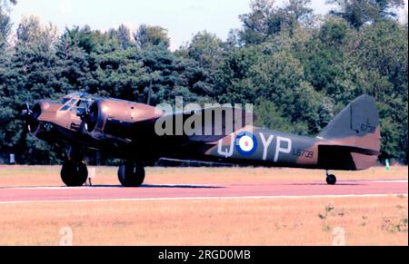 Bristol Bolingbroke IVT G-BPIV - L6739 - 'YP-Q', in Duxford, ausgestattet mit der kurzen Nase und dem Gewehrpack des Blenheim IF Nachtflugzeugs. Stockfoto