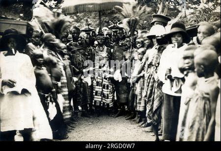 Ghana - große Gruppe bei einer Beerdigung - alle Trauernden tragen ihre beste Kleidung und einige Frauen tragen Goldurnen auf ihren Köpfen. Stockfoto