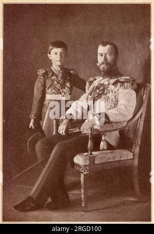 Russland - Zar Nicholas II. (1868-1918) der letzte Kaiser Russlands, abgebildet mit seinem einzigen Sohn Alexei Nikolajewitsch (1904-1918), dem letzten Zarewitsch (Thronerbe des russischen Reiches). Stockfoto