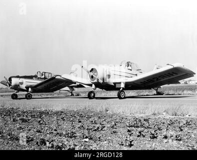 Prototypen Transland AG-2 N8830H und N8831H, 1. und 2. Einige Jahre nach dem Zweiten Weltkrieg wandelte die Transland Aircraft Company aus Torrance, Kalifornien, ein Geschäftsbereich der Hi Shear Nivet Tool Co überschüssige Flugzeuge aus dem Zweiten Weltkrieg, insbesondere Trainer, für die Aufgabe des Abstaubens um. Nach dem Zweiten Weltkrieg lernte Frederick E. Weick an der Texas A and M University und entwarf einen einmotorigen Sprühflugzeug als Klassenprojekt. Im Jahr 1950 entwarf er in Zusammenarbeit mit dem College das Ercoupe sowie den AG-1, der in Texas als Piper Pawnee gebaut wurde. Der Prototyp AG-2 ( Stockfoto