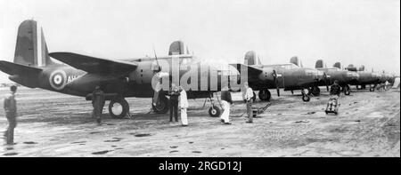 Royal Air Force - Douglas DB-7A Havoc II Eindringling-Flugzeug stand vor der Lieferung in der Fabrik bereit. Das nächstgelegene Flugzeug ist AH433, das vierte Produktionsflugzeug. 200 DB-7As mit leistungsstärkeren Motoren wurden von Frankreich bestellt, aber der gesamte Auftrag wurde vom britischen Einkaufsausschuss übernommen. Nach der Umstellung auf britische Norm und Ausrüstung wurden alle außer 4 nach Großbritannien geliefert, wobei das erste Flugzeug bei einem Testflugunfall zerstört und drei vor der Auslieferung als A-20As an die USAAC überführt wurden. Stockfoto