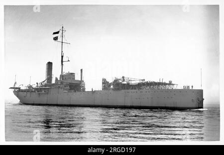 Royal Navy - HMS Pegasus (ehemals HMS Ark Royal) in Einem Spithead RE im Jahr 1938. HMS Pegasus wurde vom 1914 HMS Ark Royal Wasserflugzeugträger umbenannt, der im 1. Weltkrieg aktiv war, und in den 1920er Jahren wurde sie 1934 umbenannt, um am 16. Dezember 1938 einen neuen Flugzeugträger als HMS Ark Royal (Wimpel Nummer 91) in Betrieb nehmen zu können. Der Schiffskörper wurde von der Royal Navy gekauft, noch in den frühen Bauphasen, und das Schiff wurde als erster speziell für diesen Zweck gebauter Flugzeug-/Wasserflugzeugträger entworfen und gebaut. Ark Royal nahm 1915 an der Gallipoli-Kampagne Teil und blieb in der Region Dardanellen Stockfoto