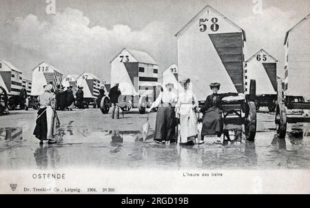 Badezeit - nummerierte Badegeräte und ihre Bewohner - Ostende, Belgien. Stockfoto