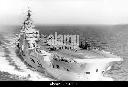 Royal Navy - HMS Eagle, ein gewagter Flugzeugträger der Klasse, der vor der Ausstattung mit einem abgewinkelten Flugdeck gesehen wurde. Auf dem Cockpit sehen Sie die Supermarine Angreifer, Fairey Firefly Anti-U-Boot-Flugzeuge und Skyraider AEW.1 Airborne Early Warning-Flugzeuge. Stockfoto