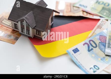 Model Home steht auf Bündeln von Euro-Währung Stockfoto