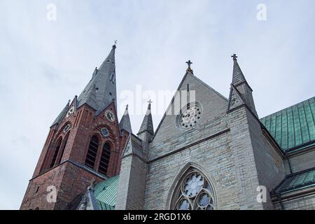 Niedriger Winkel mit Blick auf eine Kirche am Himmel Stockfoto