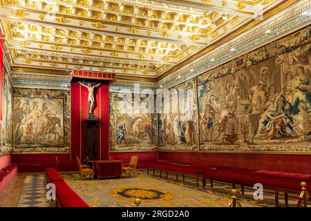 Segovia, Spanien, 03.10.21. Das Kapitelhaus in der Kathedrale von Segovia, dekoriert mit gewebten Tapisserien und Kassettendecken. Bischofssitz. Stockfoto