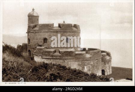 St. Mawes, Cornwall - The Castle - eine Artilleriefestung, die von Heinrich VIII. In der Nähe von Falmouth, Cornwall, zwischen 1540 und 1542 erbaut wurde. Es war Teil des King's Device Programms zum Schutz vor der Invasion aus Frankreich und dem Heiligen Römischen Reich und verteidigte die Carrick-Straßen-Wasserstraße an der Mündung des Flusses Fal. Stockfoto