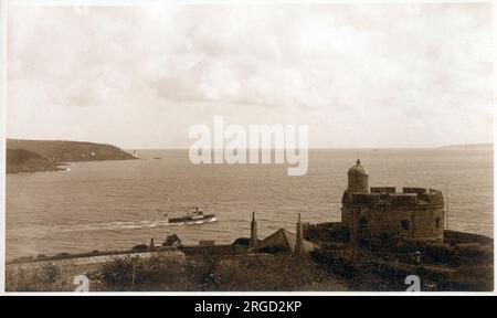 St. Mawes, Cornwall - The Castle - eine Artilleriefestung, die von Heinrich VIII. In der Nähe von Falmouth, Cornwall, zwischen 1540 und 1542 erbaut wurde. Es war Teil des King's Device Programms zum Schutz vor der Invasion aus Frankreich und dem Heiligen Römischen Reich und verteidigte die Carrick-Straßen-Wasserstraße an der Mündung des Flusses Fal. Stockfoto