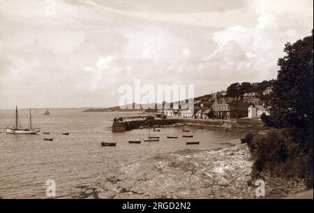 Blick in Richtung St. Mawes (Lannvowsedh) - ein Dorf am Ende der Halbinsel Roseland, auf der östlichen Seite des Hafens von Falmouth, an der Südküste von Cornwall. Das Dorf, früher zwei separate Dörfer, liegt am Ostufer der Carrick Road, einem großen Wasserweg. Stockfoto