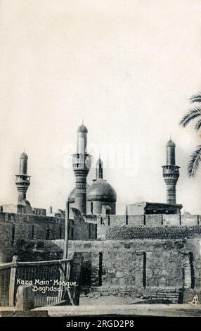 Al-Kadhimiya-Moschee (Masjid Al-Kazimiyyah) oder Al-Kadhimayn-Schrein (&#7716;Aram Al-Kazimayn) - eine schiitische islamische Moschee und Schrein im Vorort Kadhimayn von Bagdad, Irak. Die Moschee beherbergt die Gräber des siebten und neunten Twelver Shia Imams bzw. Musa al-Kazim und seines Enkels Muhammad al-Jawad. Auf dem Gelände dieser Moschee sind auch die historischen Gelehrten Shaykh Mufid und Shaykh Nasir ad-DIN AT-&#7788;usi begraben. Stockfoto