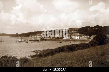 Blick in Richtung St. Mawes (Lannvowsedh) - ein Dorf am Ende der Halbinsel Roseland, auf der östlichen Seite des Hafens von Falmouth, an der Südküste von Cornwall. Das Dorf, früher zwei separate Dörfer, liegt am Ostufer der Carrick Road, einem großen Wasserweg. Stockfoto