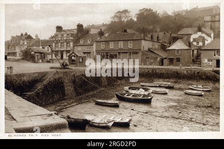 Blick vom Pier Head auf St. Mawes (Lannvowsedh) - ein Dorf am Ende der Halbinsel Roseland, auf der östlichen Seite des Hafens von Falmouth, an der Südküste von Cornwall. Das Dorf, früher zwei separate Dörfer, liegt am Ostufer der Carrick Road, einem großen Wasserweg. Stockfoto