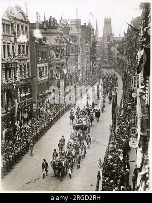 Der zweite Tag der Krönungsprozession. König George V. und Königin Mary, auf ihrer großen Prozession in einer offenen Kutsche, die durch die Fleet Street, London, reitet. Foto mit Menschenmassen, die von den Gebäuden aus und entlang der Straße beobachten. Stockfoto