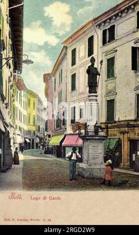 Salo, Provinz Brescia, am Ufer des Lago di Garda, Italien. Statue von Charles Borromeo, Erzbischof von Mailand (1564 bis 1584) und Kardinal der katholischen Kirche. Borromeo war zusammen mit Ignatius von Loyola und Philip Neri eine führende Persönlichkeit der Gegenreformation. Stockfoto
