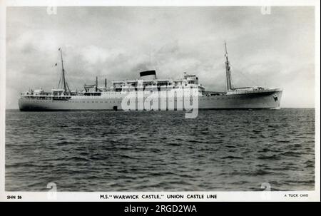 RMS Warwick Castle der Union Castle Line in Betrieb zwischen Großbritannien und Südafrika in der Mitte des 20. Jahrhunderts. Erbaut als „Pretoria Castle“ im Jahr 1938 von Harland & Wolff in Belfast, war sie das Schwesterschiff des „Durban Castle“ und begann ihre Jungfernfahrt am 20. April 1939. Im Januar 1946 von Union-Castle nach WW2 (wo sie für die Verwendung als bewaffneter Handelskreuzer umfunktioniert wurde) wiedergekauft und nach ihrer ursprünglichen Spezifikation wieder aufgebaut, aber da ein neues Postschiff mit Pretoria Castle als ihrem Namen gebaut wurde, wurde sie in Warwick Castle umbenannt. Stockfoto