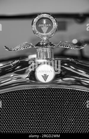 Sparkford.Somerset.Vereinigtes Königreich.März 26. 2023. Nahaufnahme des Abzeichens und der Haubenschmuck eines 1928 Jordan Playboy Special im Haynes Motor Museu Stockfoto