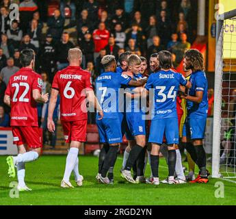 Whaddon Road, Cheltenham, Gloucestershire, Großbritannien. 8. Aug. 2023. EFL Carabao Cup Fußball, Cheltenham Town gegen Birmingham City; im Elfmeterbereich wird es heiß. Credit: Action Plus Sports/Alamy Live News Stockfoto