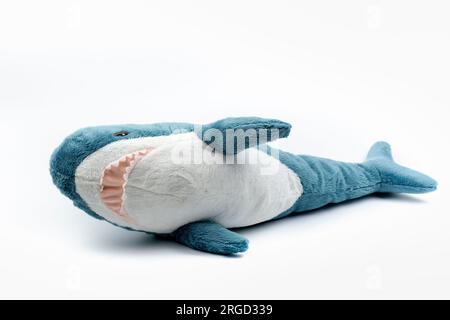 Nova Bana, Slowakei - 7. August 2023 : Blahaj, Ikea Plüschspielzeug aus recyceltem Polyester. Plüschtier-Spielzeug Blauer Hai auf weißem Hintergrund. Stockfoto