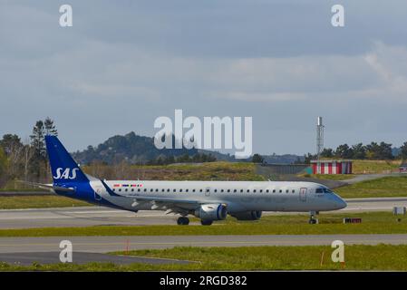 Flugzeuge der SAS Scandinavian Airlines bereiten sich auf den Start am Flughafen Bergen vor Stockfoto