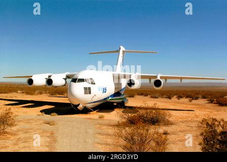 McDonnell Douglas YC-15 72-1875 „53“, ausgestellt im Ausstellungsbereich „Century Circle“ des Air Force Flight Test Center Museums, gleich vor dem Westtor der Basis. Stockfoto