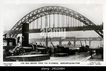The Tyne Bridge - Blick vom Flussufer Newcastle-upon-Tyne, kurz nach der Eröffnung abgebildet. Die Brücke wurde von der Ingenieurfirma Mott, Hay and Anderson entworfen, die später die Forth Road Bridge entwarf, und wurde von Dorman Long und Co. Von Middlesbrough gebaut. Die Brücke wurde am 10. Oktober 1928 offiziell von König George V. eröffnet und ist seitdem zu einem prägenden Symbol von Tyneside geworden. Stockfoto