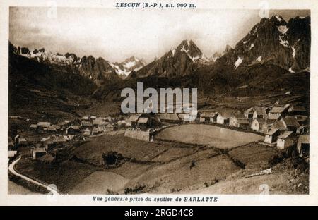 Das Dorf Lescun, eine Gemeinde im Departement Pyrenees-Atlantiques im Südwesten Frankreichs - allgemeine Sicht auf den Barlatte Trail. Stockfoto