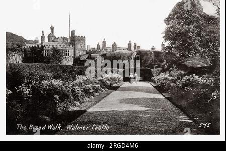 Walmer, Kent - Walmer Castle - Außenansicht des breiten Spaziergangs in den Gärten - eine Tudor-Festung, die zu einem Landhaus wurde. Stockfoto