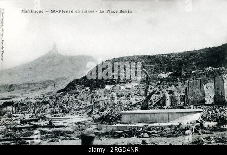 Martinique, eine einzige territoriale Gebietskörperschaft der Französischen Republik (OS). Die Überreste von La Place Bertin, St. Pierre nach dem verheerenden Vulkanausbruch des Mount Pelee im Jahr 1902 - Graben in den Ruinen. Stockfoto