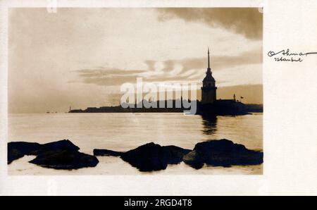 Ein wunderschöner Blick auf Istanbul, die Türkei - Leander's Tower (Maiden's Tower oder K&#305;z Kulesi), Bosporus. Im Jahr 1763 wurde der Turm in robusteren Steinen zu den früheren Holzkonstruktionen rekonstruiert. Stockfoto