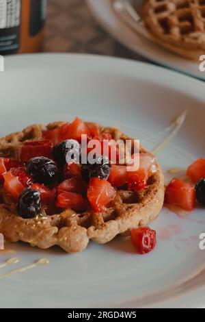 Waffelteller mit Beeren Stockfoto