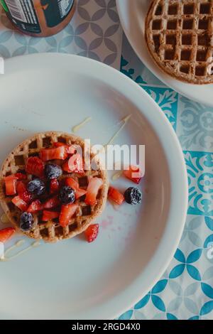 Waffel garniert mit Beeren, flache Schicht Stockfoto