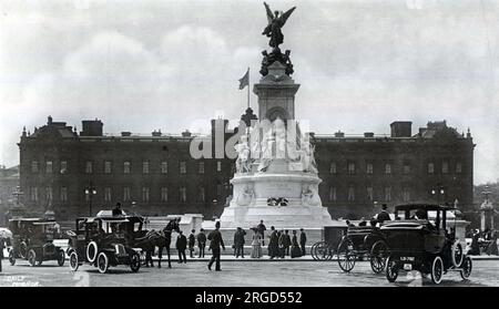 Queen Victoria Memorial vor dem Buckingham Palace, London, enthüllt 1911 Stockfoto