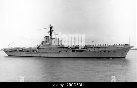 Royal Navy - HMS Bollwark R08, ein Commando Carrier, der aus einem Leichtflugzeugträger der Centaur-Klasse umgebaut wurde und im März 1973 in den Hafen einläuft, mit Decks verkleidet. Stockfoto