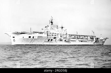 Royal Navy - HMS Eagle R05, ein gewagter Flugzeugträger der Klasse, der im Juni 1953 mit einem abgewinkelten Flugdeck ausgestattet wurde. Stockfoto