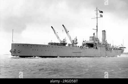 HMS Pegasus (ehemals HMS Ark Royal) in Einem Spithead RE im Jahr 1938. HMS Pegasus wurde vom 1914 HMS Ark Royal Wasserflugzeugträger umbenannt, der im 1. Weltkrieg aktiv war, und in den 1920er Jahren wurde sie 1934 umbenannt, um am 16. Dezember 1938 einen neuen Flugzeugträger als HMS Ark Royal (Wimpel Nummer 91) in Betrieb nehmen zu können. Der Rumpf wurde von der Royal Navy gekauft, noch in den frühen Bauphasen, und das Schiff wurde als erstes speziell gebautes Flugzeug entworfen und gebaut - Wasserflugzeugträger. Ark Royal nahm 1915 an der Gallipoli-Kampagne Teil und blieb bis 1918 in der Dardanellen-Region Stockfoto