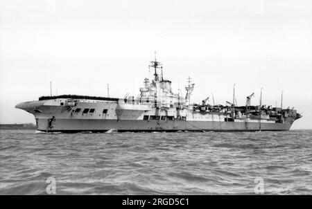 Royal Navy - HMS FORMIDABLE 67, ein Flugzeugträger der berühmten Klasse im Februar 1946. Stockfoto