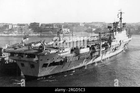 Royal Navy - HMS Eagle R05, ein gewagter Flugzeugträger der Klasse, der im Februar 1953 mit einem abgewinkelten Flugdeck ausgestattet wurde. Stockfoto