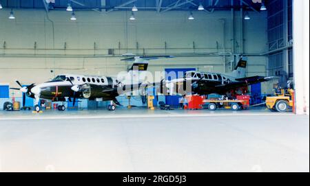 United States Army - Beech C-12C Huron 73-22267 (msn BC-19), mit Beechcraft U-21A Ute 66-18001 (msn LM.02), im Hangar BC Walsh, der gewartet wird. Stockfoto