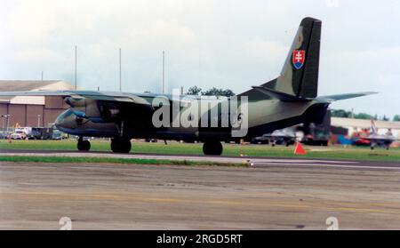 Slowakische Luftwaffe Antonov an-26 2506 (msn 12506) vom 2. ZDLP, auf der Royal International Air Tattoo - RAF Fairford am 26. Juli 1999. Stockfoto